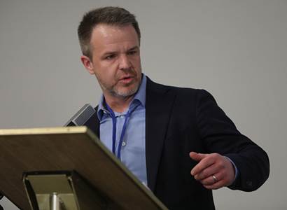 Takto žij a mysli. Advokát Nielsen varuje před pravou tváří „elit“