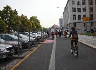 Pro cyklisty nebezpečné město. Ale EU Prahu donutí... Cykloaktivista pohrozil před kamerou