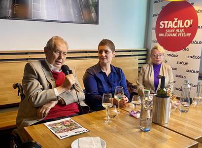 Hlavně na nic nepouštět Piráty. Velké finále Maláčové se Zemanem v narvaném pivovaru