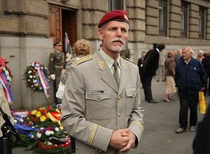 Výsadkář Pavel a humbuk při odchodu k rozvědce. Minulost prezidenta opět pod lupou