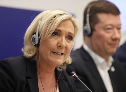 Jan Urbach: Překvapení - Marine Le Pen před Emmanuelem Macronem