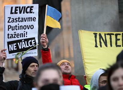 Desítky tisíc lidí na Václaváku: Zbraně na Ukrajinu, aby se mohli bránit těm ozbrojeným hajz*ům. Neuhnout té zrůdě