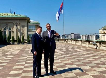 „Škody po Fialovi napraveny.“ Srbsko přivítalo Okamuru