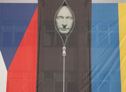 Rakušanovu vlajku s Putinem vyšetřuje policie