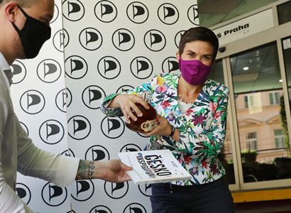 Benešová mlčela, Babiš nedorazil, socdem nevěděla. Piráti se čílí, že prý se u nás hrozně korumpuje