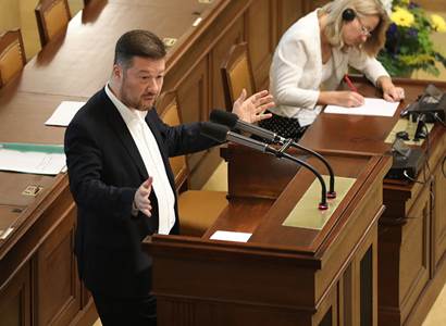 Ve Sněmovně se bojuje o změnu volby do rad ČT a ČRo. Koalice chce udolávat opozici i v noci