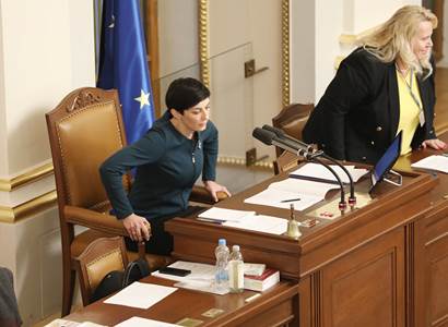 Pekarovou podržela koalice, podle Fialy řídí sněmovnu výborně. Opozice ji srovnávala s fanatickými svazáky