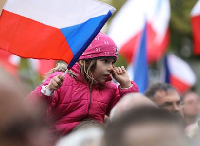 Šíří se výzva: Sebrat vlastencům vlajku! Od Witowské, Kubala a armády