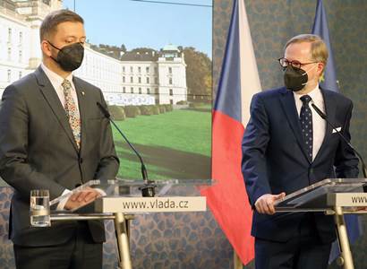 „Ta vláda takhle padne.“ Fiala mlčí, jiní už ne. Kupí se to