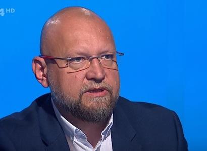 Němcová s Pekarovou se rozplývají nad Bartoškem. „Blázen,“ namítá Petrov