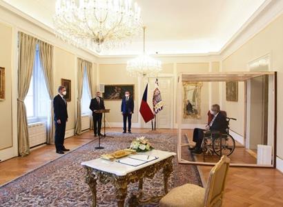 FOTO Prezident Zeman jmenoval Fialu premiérem. Seděl za plexisklem. Když si vzal mikrofon, létaly blesky