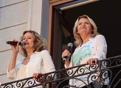 Zpívání z balkónu: Kamelie a Martinové Maxa i France zůstali zamčeni na českolipské radnici
