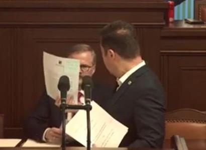 „Vy si snad ze mě děláte legraci!“ Okamura u mikrofonu. Pak se otočil na Fialu a bylo zle