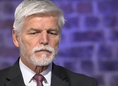 Odkýval, souhlasil, ale pak mu „poradili“. Řízený prezident