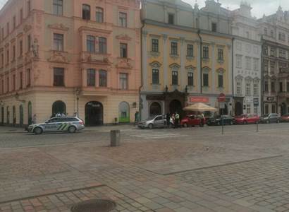 Přehlídka policejní techniky v Plzni. „Někomu fakt je*lo“. Na prázdném náměstí si ji fotili turisté