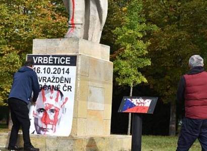 „Klid nebude.“ Aktivisté si připomenuli Vrbětice, na sochu dali plakát. Nevydržel dlouho