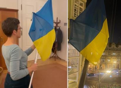 Richterová s papírem u pultíku. Sama kritizovala ANO za „notičky“