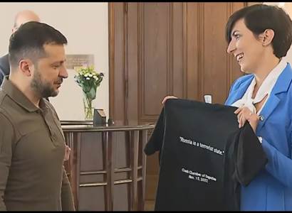 „Ještě mu měla dát tu plachtu s Putinem v pytli.“ Výsměch Pekarové za tričko pro Zelenského