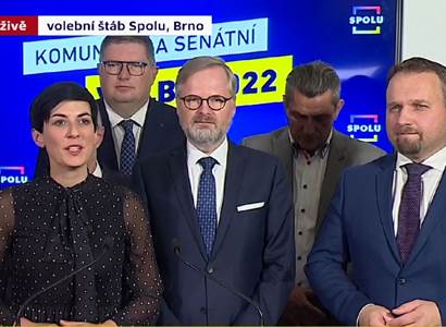 Vítězná tiskovka SPOLU: Fiala si „smlsnul“ na Babišovi. Pekarové přestalo vadit „referendum o vládě“