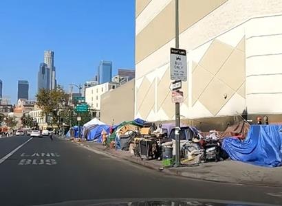 Feťáci a bezdomovci ničí Los Angeles, starosta bojuje za klima. Lidé už se smějí
