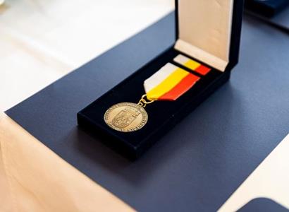 Rada MČ Praha 5 vyznamenala medailemi za zásluhy policisty, hasiče a záchranáře