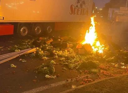 „Nepřípustné! Chraňte je.“ Protestující ve Francii se vrhli na české kamiony. Česko na nohou