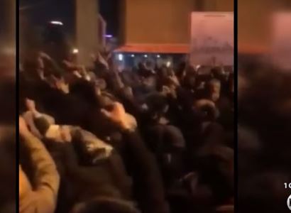 Írán pozastavuje činnost mravnostní policie. Po měsících protestů