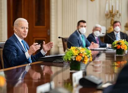 Bombardování Iráku a Sýrie. „Nevyhledáváme konflikty,“ ujistil Biden