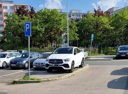 „Co Čech nesmí, u Ukrajinců nevadí!" V Řepích bojují proti parkování válečného uprchlíka v Mercedesu GLE