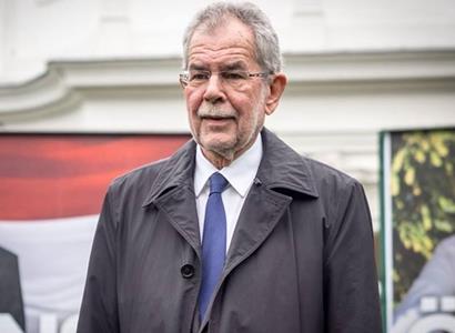Rakousko volí prezidenta. Van der Bellen bojuje hlavně s „pohovkou“