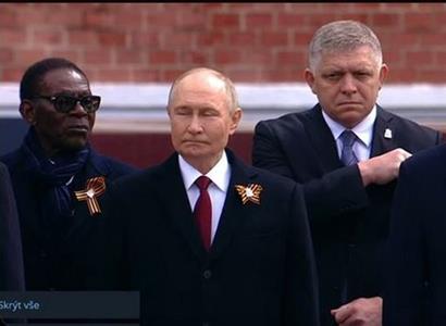 V Moskvě přehlídka, v české kavárně puklo pár žilek. Zvlášť kvůli Ficovi