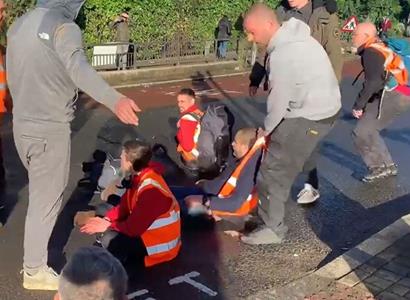 VIDEO Klima-protest: Zadek si přilepili k silnici. Jela sanitka. Řidiči si je podali