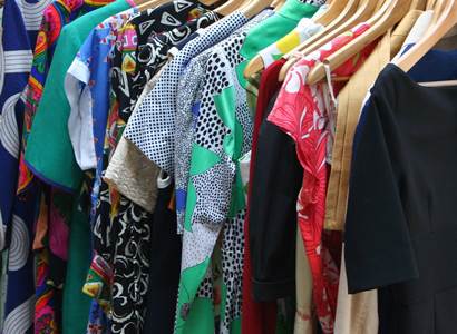 Prodeje oblečení kvůli inflaci oslabily, některým značkám se však stále daří