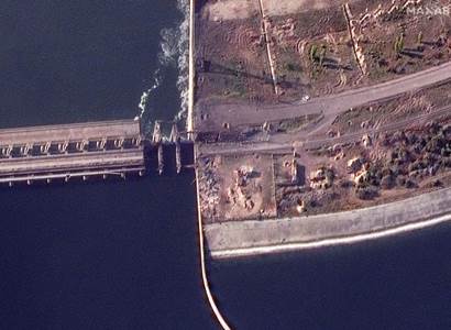 Zkáza za ustupujícími Rusy: Poškozená přehrada, zničená elektrárna, mrtvé krávy...