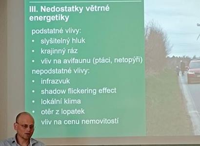 Místo besedy promítal obrázky, občané se nedali. Rušná akce o větrnících