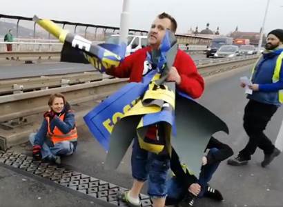 „Běžte na Ukrajinu.“ Blokovali proti Putinovi. Odtáhli je. A utrpí ještě víc