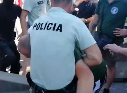 V TV nebylo: Rvačka na hranici, průlom zátarasu. Slovenská policie v akci, VIDEO ne pro děti