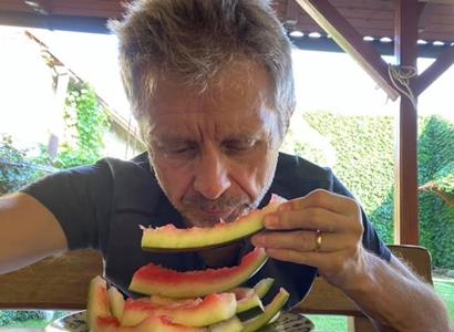 Vystrčil snědl meloun a zveřejnil FOTO. Tchajwanci jásají, zato Češi...