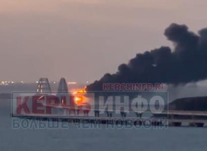 Most mezi Ruskem a Krymem poničen. Zahořel na něm vlak