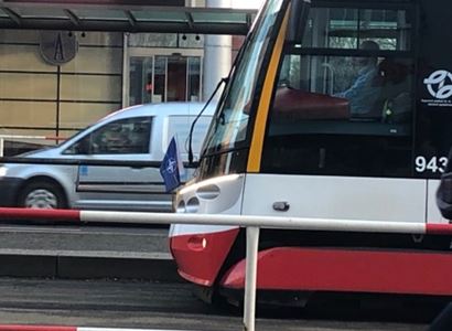 Pražáci uvaření v tramvajích. Proč? Škoda dala cenovku 3 miliony Kč