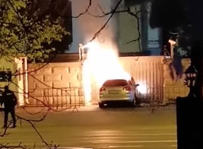 Náraz autem do ruské ambasády. Hořelo. Rusko: Útok