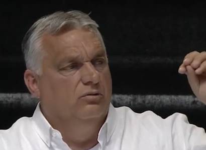 Orbánova šála: Fiala chce věc řešit na V4. Rozhlas „jede“ kauzu. Publicista zdvihá prst