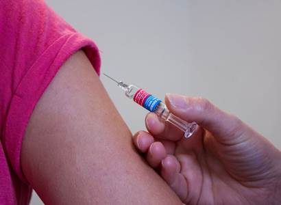 Rektoři schválili výzvu všem studentům: Buďte odpovědní, nechte se očkovat