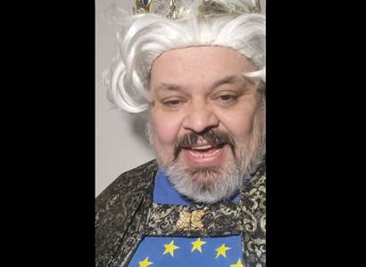 Pozor! Nandal si paruku, vydává se za krále, chválí EU. A bude mluvit „s lidmi na ulici“