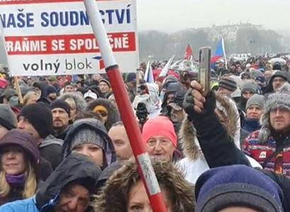 „Stop covid fašismu!“ Na pražské Letné se sešly tisíce odpůrců protiepidemických opatření