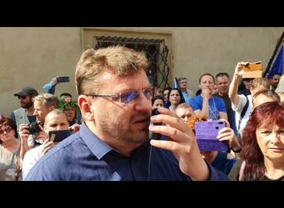 VIDEO Naházet do Vltavy! Pod okny Sněmovny stovky lidí. Proti covid pasům