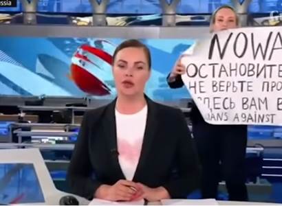 Hrdinka? Chuligánka? Peklo kolem „plakátové“ redaktorky ruské TV