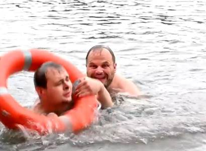 VIDEO Pro občana skočil do vody. Šéf ČSSD Šmarda v akci