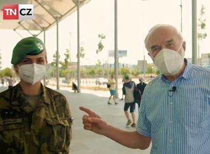 VIDEO Očkovací kampaň vytáhla nejtěžší kalibr: Zdeněk Svěrák a půvabná vojačka