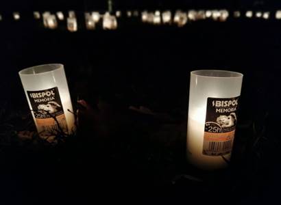 Demonstrantům proti Putinovi došly svíčky? Půjčili si je z předešlé akce proti Číně